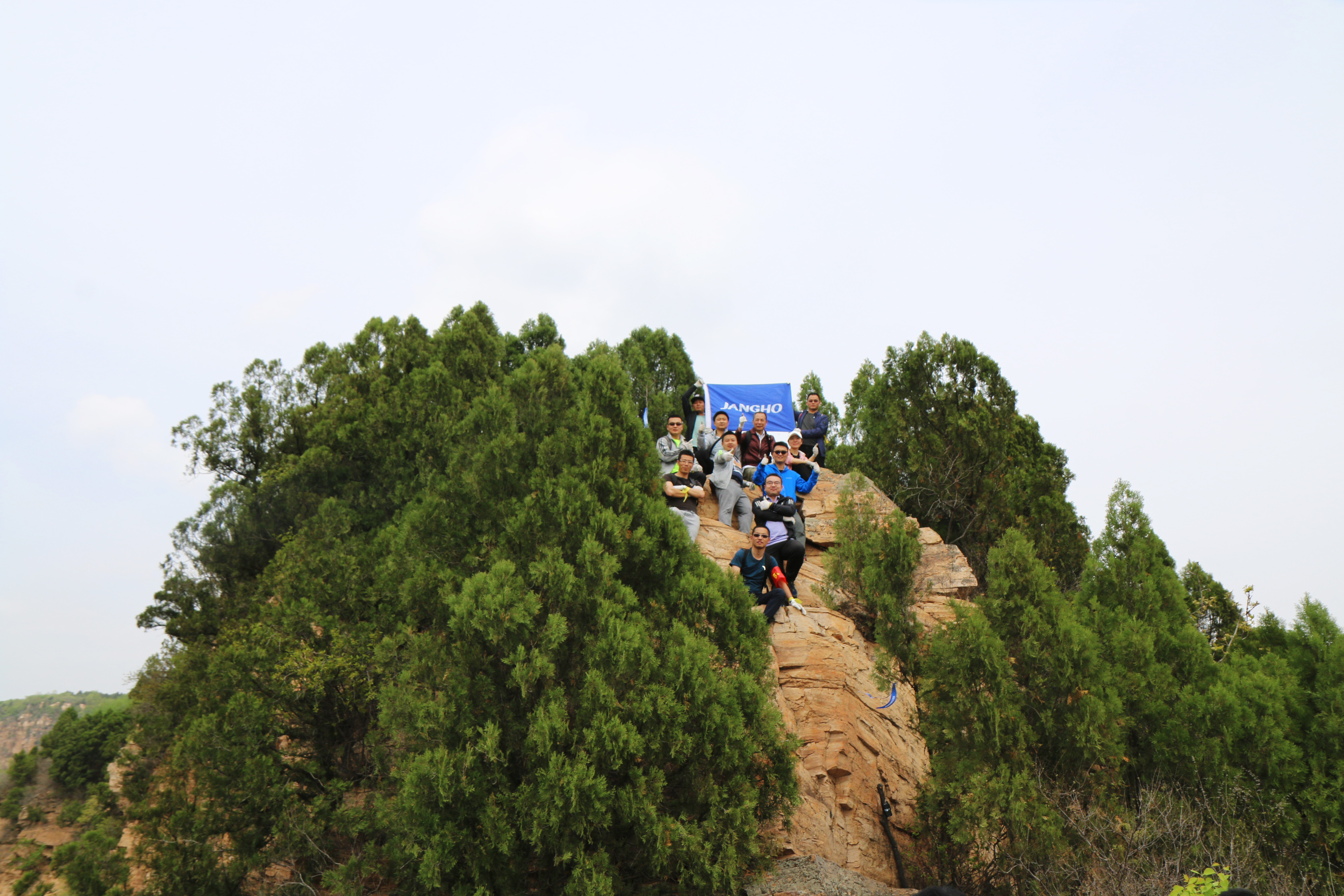 挑战自我，勇往直前——江河集团徒步登山拉练活动心得