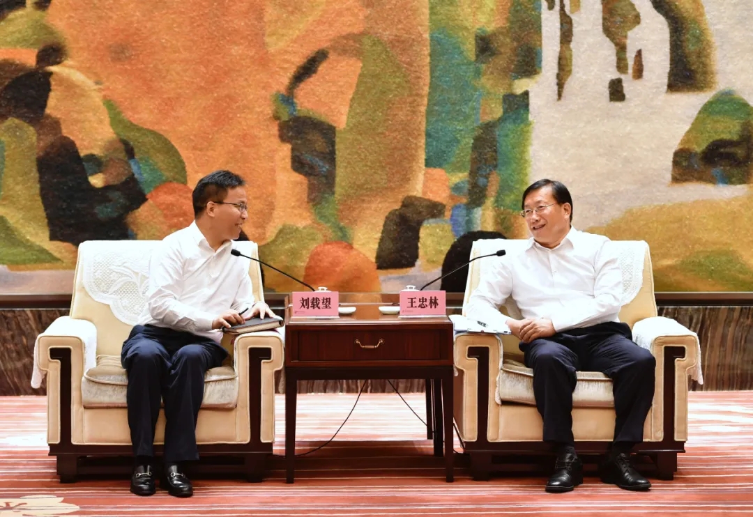 刘载望董事长与湖北省委常委、武汉市委书记王忠林举行会谈